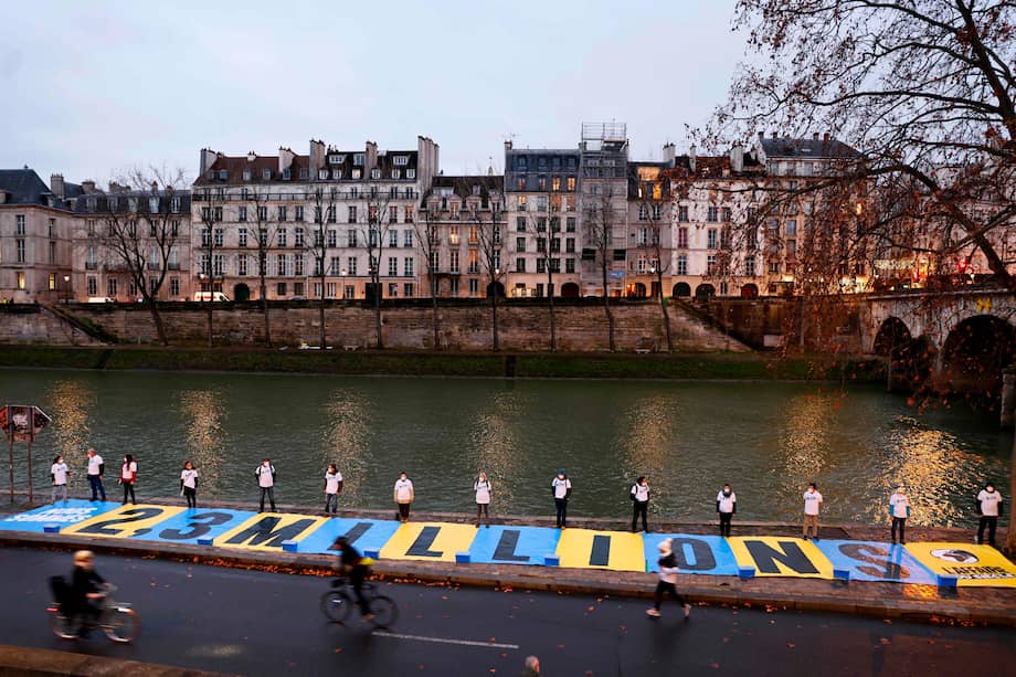 Activistas del colectivo "L'affaire du Siecle" (Greenpeace Francia, Oxfam Francia, the Nicolas Hulot Foundation, Notre Affaire à tous), realizan un acto antes de la primera audiencia contra el Estado francés, acusado de inacción climática.