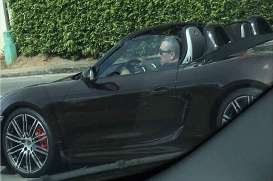 El exgobernador de Santander Hugo Aguilar fue condenado por parapolítica y causó polémica por conducir un vehículo de alta gama, un convertible Porsche. / Foto: Cuenta de Twitter de la periodista Diana Saray