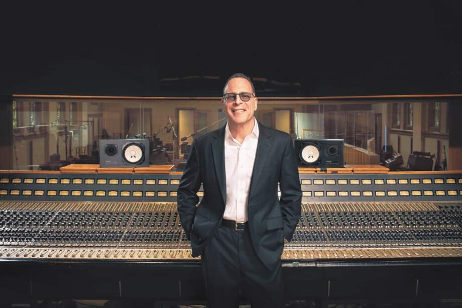 Steve Schnur, jefe de la división musical de Electronic Arts.