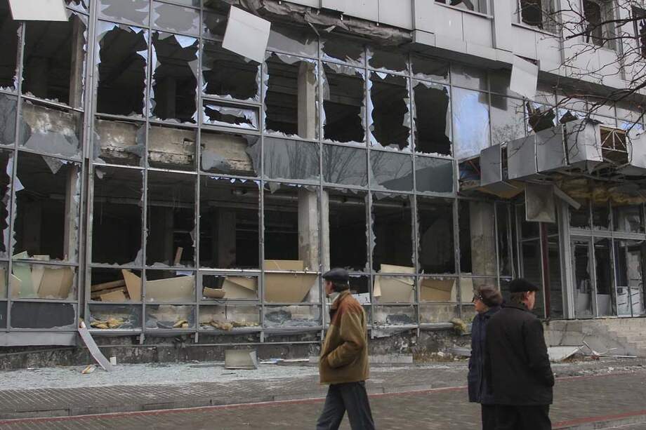 Peatones observan un edificio que resultó dañado tras un bombardeo en Donetsk (Ucrania). / EFE