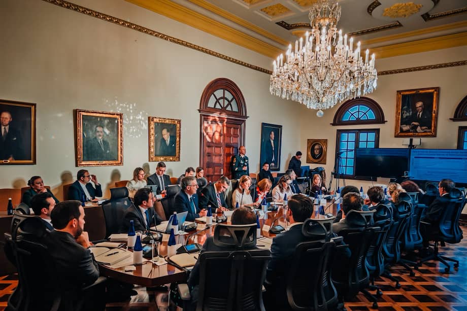 El presidente Abelardo de la Espriella en su primer consejo de ministros desde el Palacio de San Carlos.