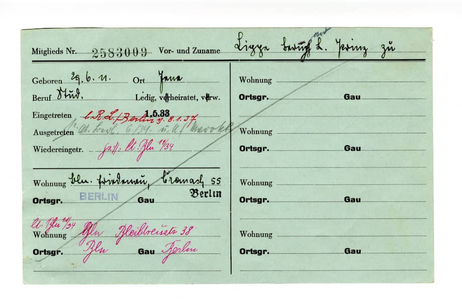 Esta fotografía publicada por las Colecciones Reales de La Haya el 5 de octubre de 2023 muestra un escaneo de la tarjeta original de membresía del partido, perteneciente al príncipe Bernardo de los Países Bajos.