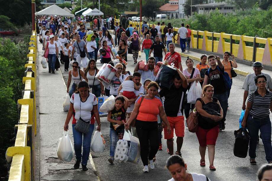Migrantes venezolanos cruzando el puente Simón Bolívar en Cúcuta. / AFP - Referencia