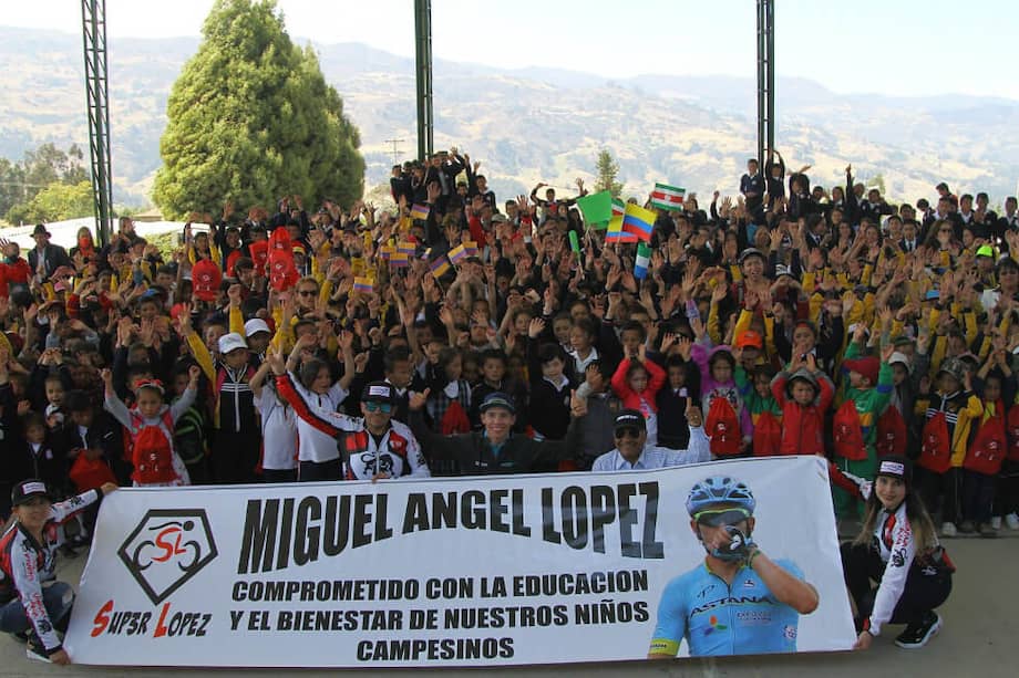 Miguel Ángel López, en el colegio El Hato, donde él estudió cuando era niño. / Fedeciclismo