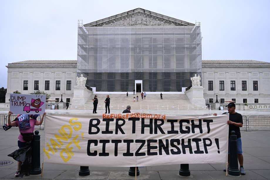 Manifestantes sostienen un cartel contra Trump frente a la Corte Suprema de Estados Unidos, en Washington D. C., el 27 de junio de 2025.