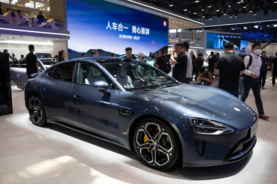 Un Xiaomi SU7 es exhibido durante el salón del Automóvil de Beijing.