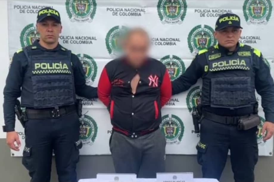 Tras recibir una alerta por una riña en un conjunto residencial, autoridades de Soacha capturaron a este sujeto, de 19 años, tras aceptar que hirió con arma blanca a su pareja sentimental, una joven de 20 años que fue hallada sin vida. Los hechos ocurrieron el domingo 14 de diciembre.
