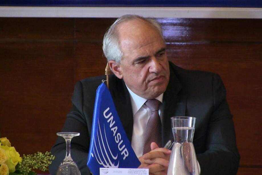El secretario general de la Unión de Naciones Suramericanas (Unasur), el expresidente colombiano Ernesto Samper, habla durante una conferencia de prensa poco antes de la apertura de la reunión del Consejo Suramericano sobre el Problema Mundial de las Drogas en Montevideo (Uruguay). / Foto: EFE.