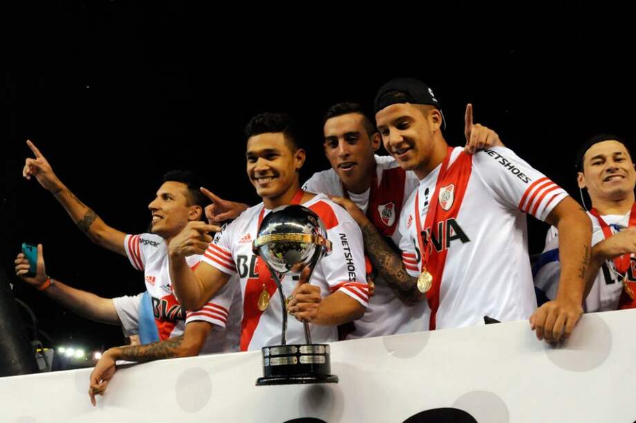 Teófilo Gutiérrez y la Copa Sudamericana, que ganó anoche con River. / AFP