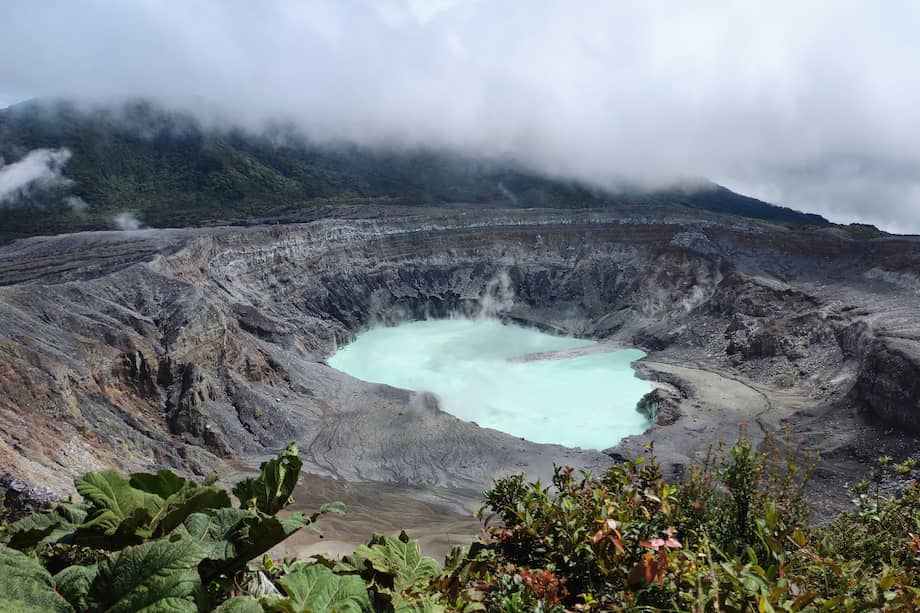 El volcán Poás está ubicado en los bosques montañosos de la cordillera volcánica Central.