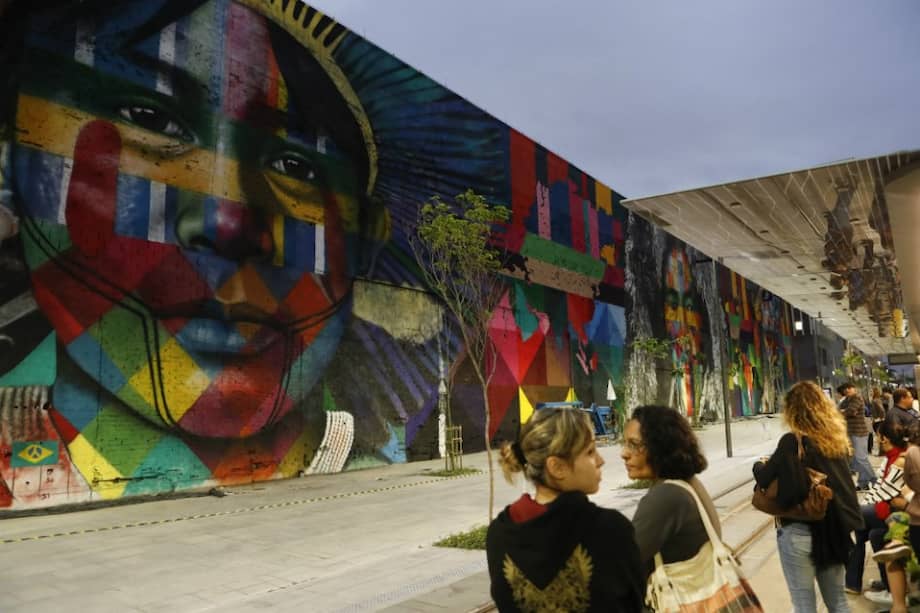 Etnias, un mural de 180 metros en Río de Janeiro, Brasil, que representa a los pueblos indígenas de cinco continentes, pintado por el artista brasileño Eduardo Koba. El mural fue encargado para las olimpiadas. / Agência Brasil Fotografias