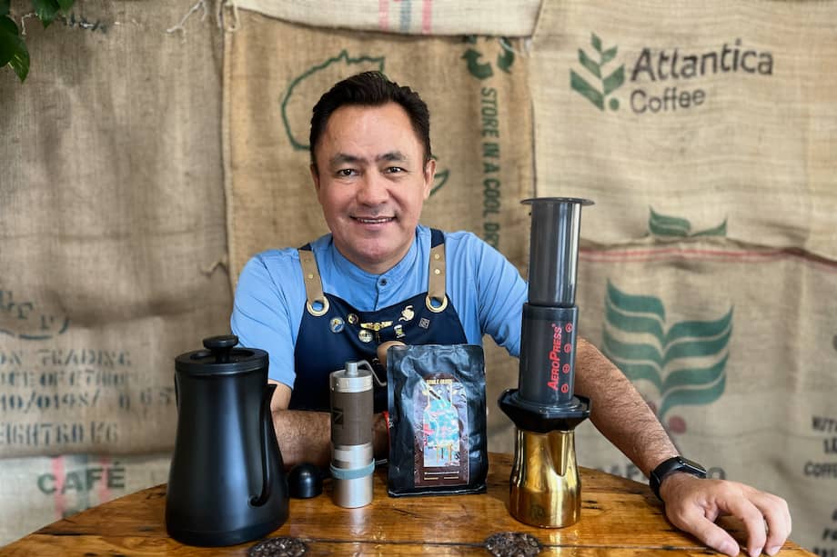 Barista colombiano experto en café.