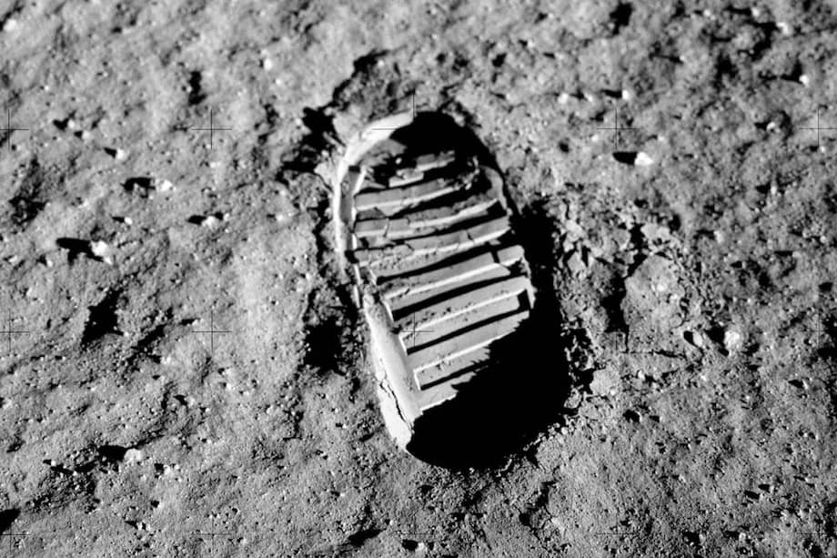 Huella del piloto del módulo lunar de la misión Apolo 11, Buzz Aldrin, en la superficie lunar. Su bota (con nueve costillas) era más grande que la de Armstrong (ocho costillas), por lo que sería posible individualizar las huellas de cada uno.