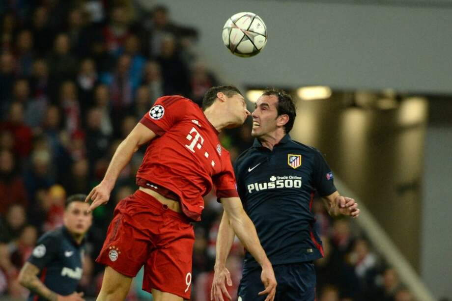 El uruguayo Diego Gondín (d), defensor del Atlético de Madrid, en el partido contra el Bayern Múnich. / EFE