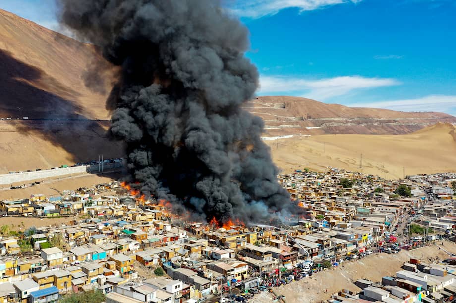 Entre los afectados del incendio no solo hay ciudadanos bolivianos, también hay migrantes peruanos, colombianos y venezolanos, quienes junto a los bolivianos están instalados provisionalmente en las escuelas de Iquique, en Chile.