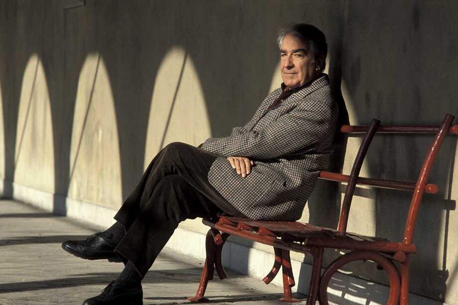 Álvaro Mutis se desempeñó como agente de relaciones públicas de compañías como Esso y Lansa, entre otras. También fue locutor de radio. / EFE