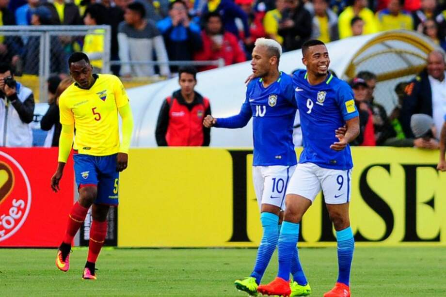 Neymar y Gabriel Jesús celebran uno de los goles que le marcaron a Ecuador. / AFP