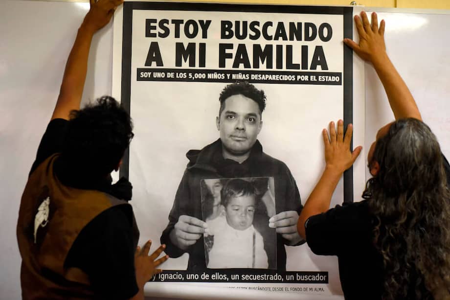 A afiche con la imagen de Ignacio Segura, uno de los miles de niños dados en adopción en Guatemala durante la guerra civil. Hoy busca a sus padres. / AFP
