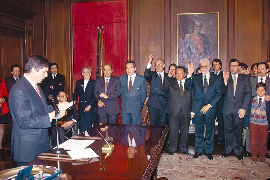 Carlos Gaviria durante su posesión como magistrado de la Corte Constitucional, en 1993 ante el presidente César Gaviria. / Archivo - El Espectador