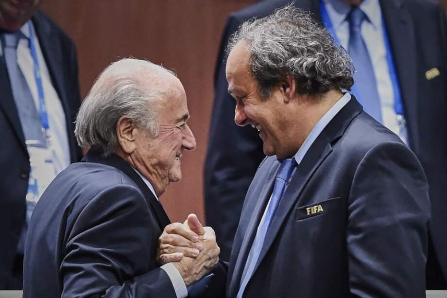 Joseph Blatter y Michel Platini se saludan después que el suizo fuera reelecto como presidente de la Fifa. Foto: AFP