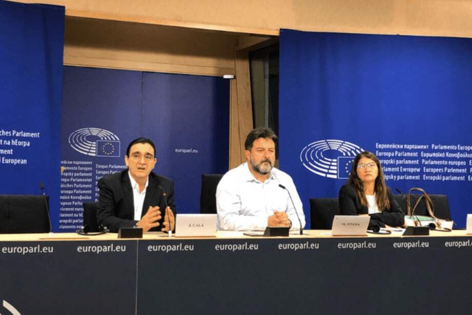 Los congresistas de la FARC Jairo Cala (izq.) y Griselda Lobo (der.) junto a Manu Pineda del partido Izquierda Unida. / Captura de pantalla de Twitter