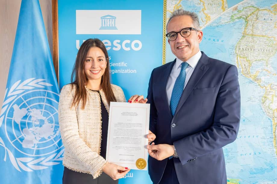 Foto de Laura Guillén, embajadora de Colombia en la Unesco, y el director de esta institución, Khaled El-Enany, sosteniendo la declaratoria de Medellín como Capital Mundial del Mundo 2027.