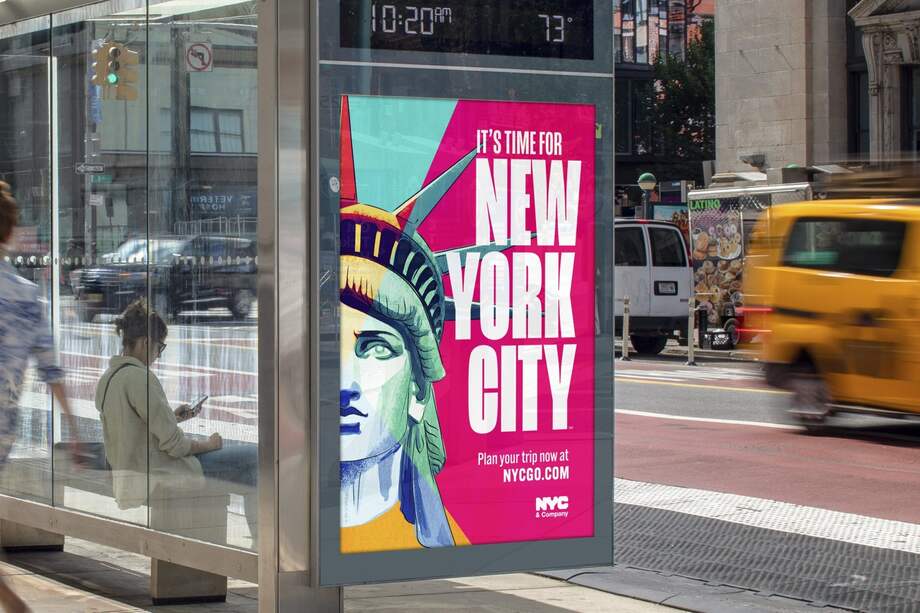 La nueva fase de la campaña continúa presentando la icónica Estatua de la Libertad, incluida una versión vibrante y multicolor.