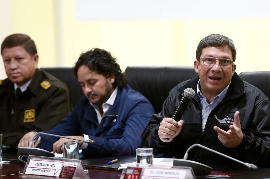 El ministro del interior de Ecuador en rueda de prensa este domingo. / AFP