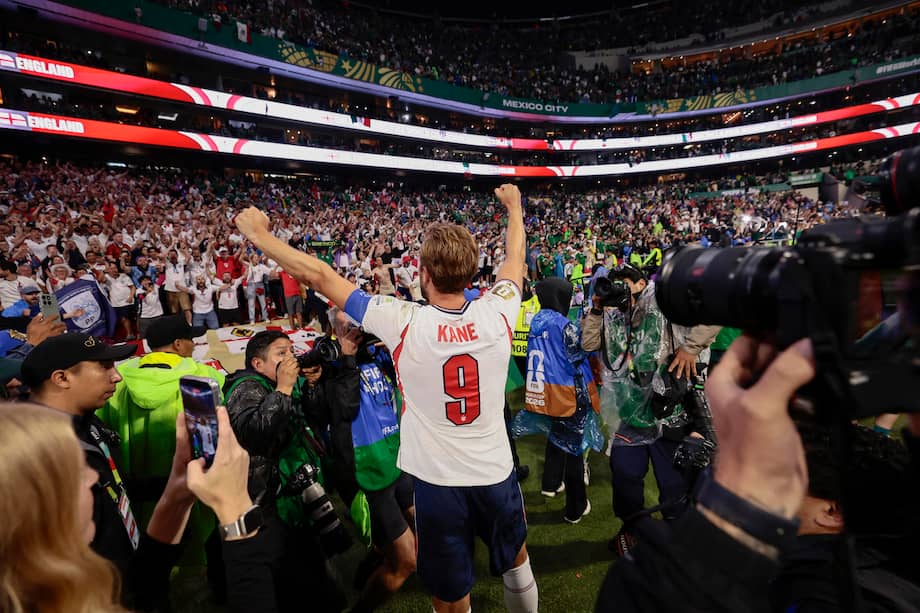 Harry Kane de Inglaterra celebra este domingo 5 de julio, al final del partido por los octavos de final del Mundial 2026 contra México en el estadio Azteca de la Ciudad de México, México.