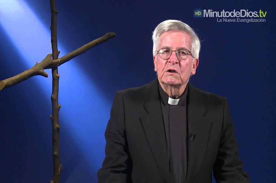 El padre Diego Jaramillo, de 91 años, presenta ‘El Minuto de Dios’ y se ha convertido en un ícono de la televisión colombiana.