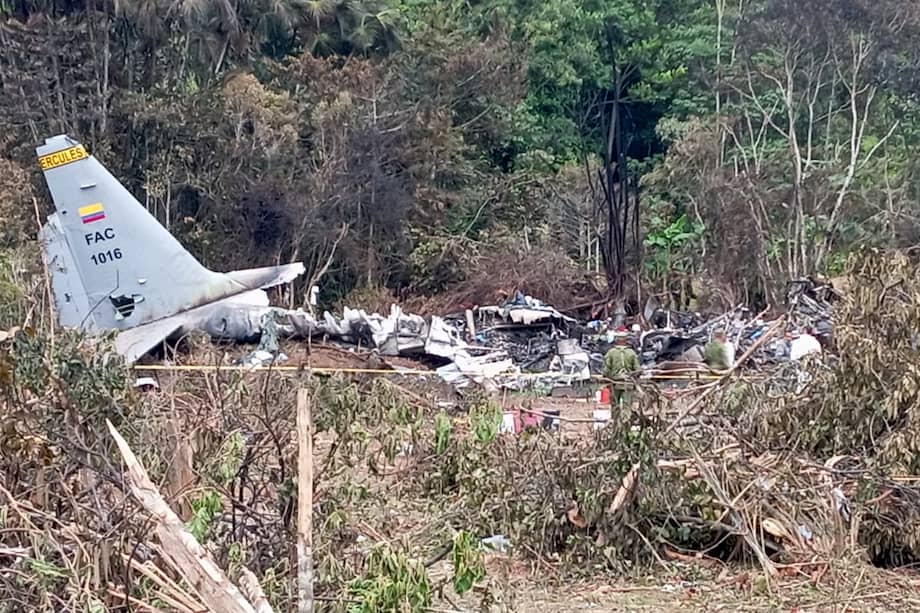 Fotografía del avión Hércules C-130 de la Fuerza Aérea Colombiana (FAC) accidentado este lunes, en Puerto Leguizamo (Colombia). En total, van 69 personas fallecidas.