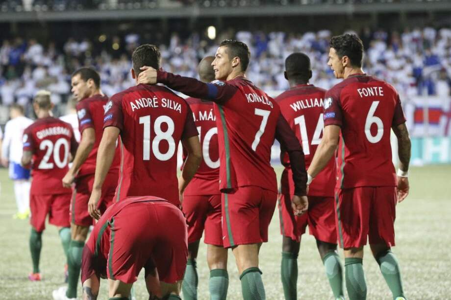 André Silva con tres anotaciones fue el goleador del encuentro. / EFE