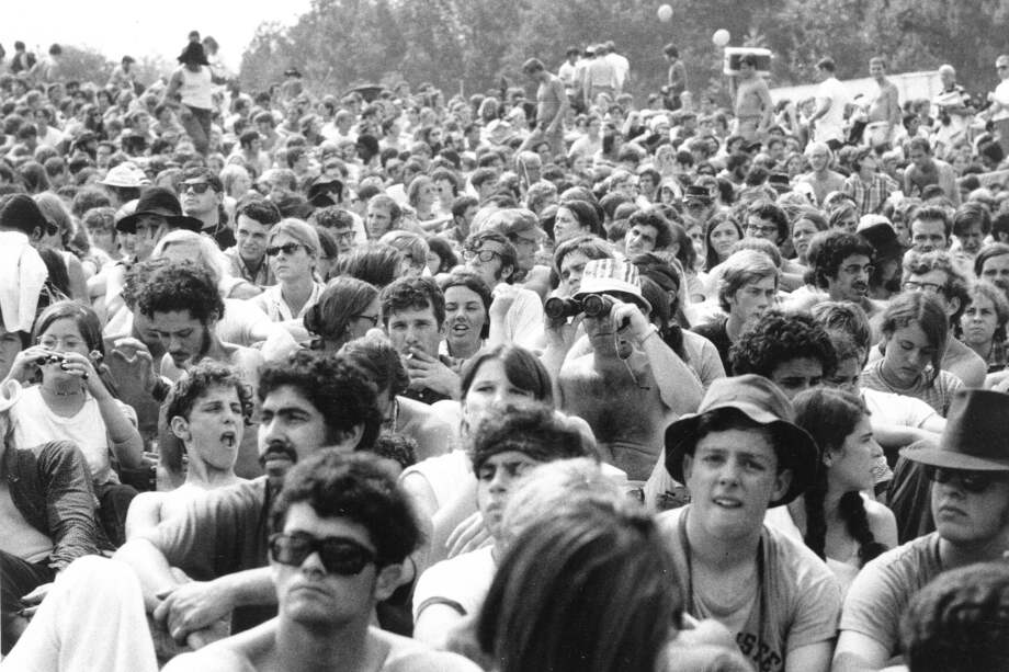 El cofundador también recordó que la asistencia masiva del público, que dobló las expectativas, provocó que varias carreteras quedasen bloqueadas y se tuviera que trasladar a los artistas en helicópteros con pistas de aterrizaje improvisadas. / AP