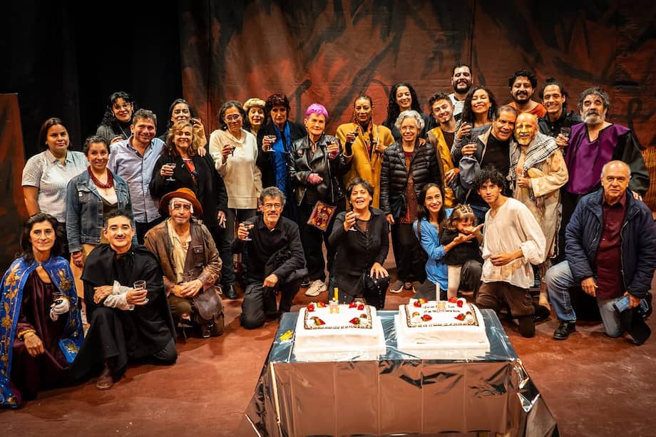 Colectivo del Teatro La Candelaria, de Bogotá, que esta semana celebra 58 años de creación, liderado por la dramaturga Patricia Ariza (centro).