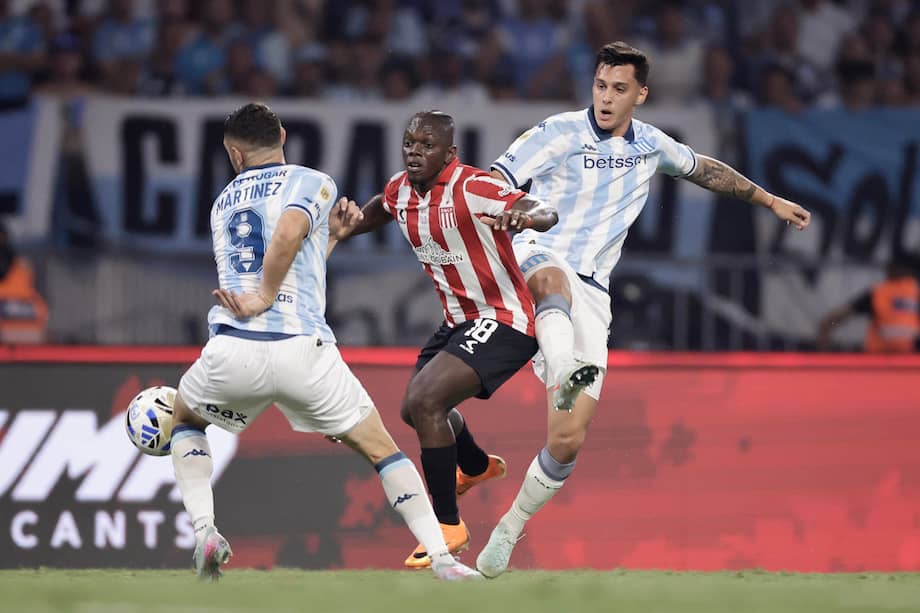 Edwuin Cetré (centro) levantó un nuevo título con la camiseta de Estudiantes de La Plata.