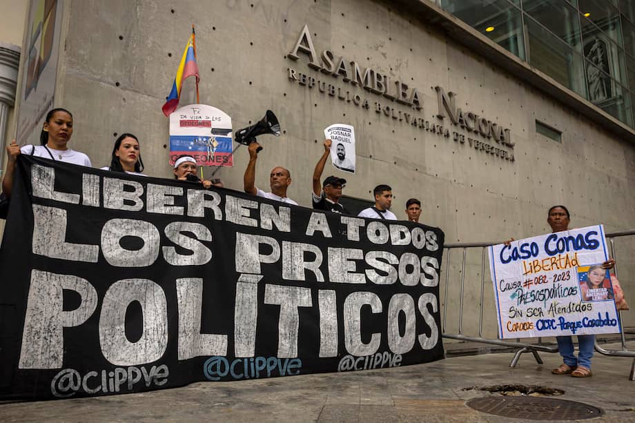 Personas sostienen carteles durante una manifestación este martes, frente a la Asamblea Nacional en Caracas (Venezuela).