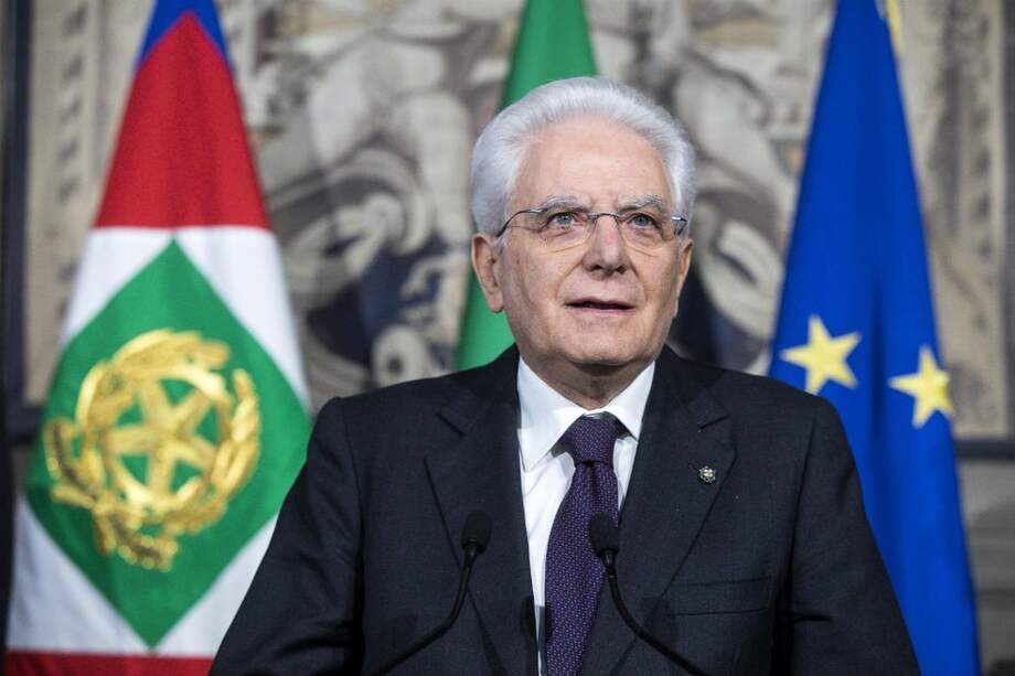 El presidente italiano, Sergio Mattarella, ofrece una rueda de prensa tras su reunión con los partidos, en el Palacio Quirinal, en el tercer día de consultas tras las elecciones generales, en Roma, Italia. / EFE