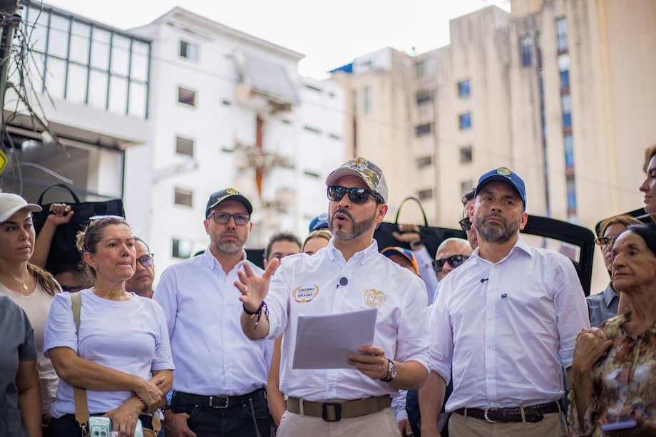 Abelardo de la Espriella (c), junto al alcalde de Cali, Alejandro Eder (2d), durante su visita de este sábado a un grupo de damnificados del terremoto en barrio Cuarto de Legua en Cali (Colombia).