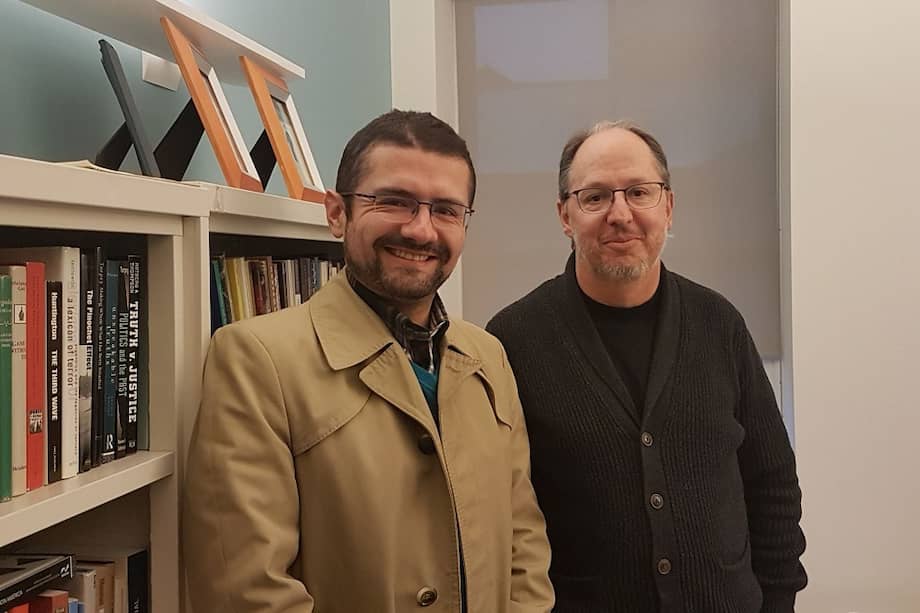 Pablo de Greiff (derecha) acompañado del profesor Leonardo Garcia Jaramillo (izquierda) luego de la entrevista. / Archivo Particular