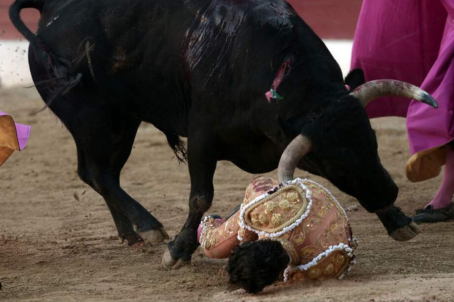 Momento de la cornada que sufrió Iván Fandiño en Francia. / AFP