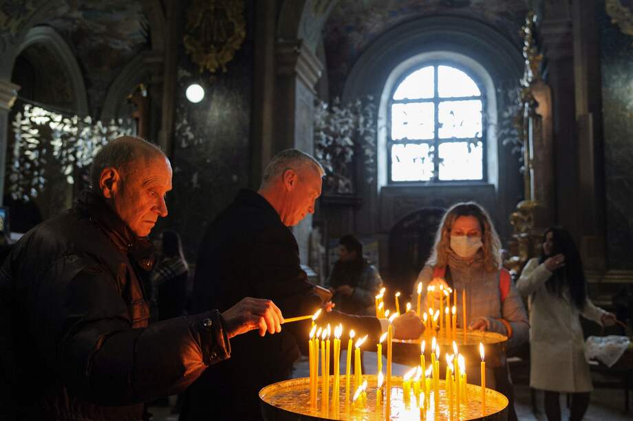 Este fin de semana se celebra la pascua ortodoxa. En la imagen, creyentes ucranianos encienden velas en una ceremonia llevada a cabo en Lviv, oeste de Ucrania.