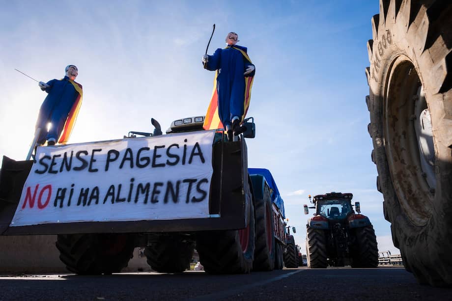 Aspecto este lunes del corte de la AP-7 a la altura de Pontós, Girona por parte de agricultores y ganaderos en contra del acuerdo entre la UE y Mercosur.
