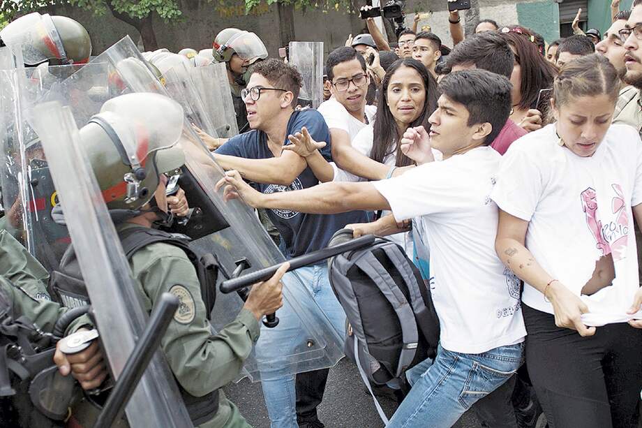 La caída del Parlamento ensombrece el panorama El final de una democracia Es la primera vez que en Venezuela se utilizan las instituciones para someter y rendir los valores democráticos. / AFP