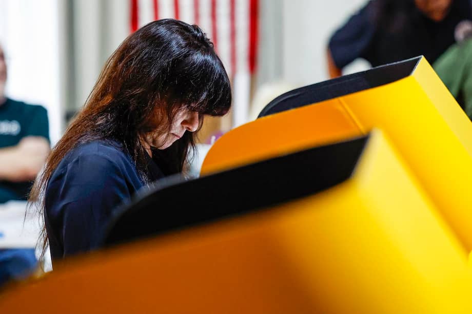 Una ciudadana vota en las elecciones para gobernación en California, Estados Unidos.