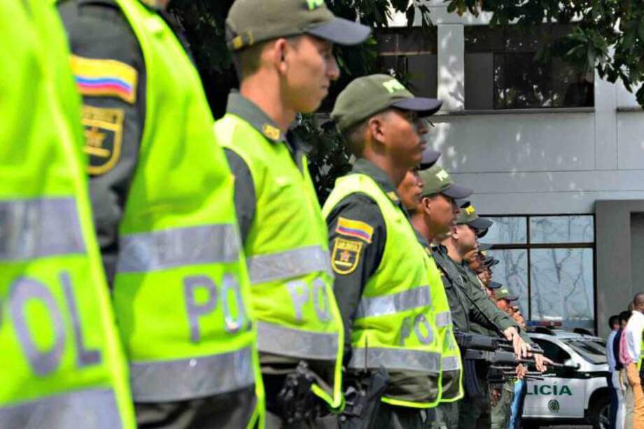 La mujer identificó al patrullero como Héctor Triviño, adscrito a la estación de Policía de Meléndez. / Tomada de Twitter