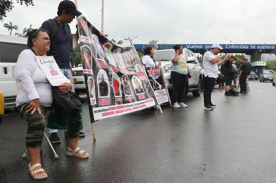 Familiares de colombianos presos en Venezuela sostienen fotos de sus seres queridos en el Puente Internacional Simón Bolívar para reclamar la liberación de sus parientes.