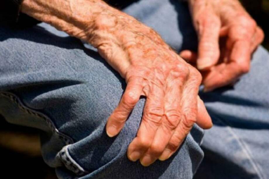 El dispositivo ayudaría a controlar el temblor de las manos provocado por la enfermedad. / Archivo