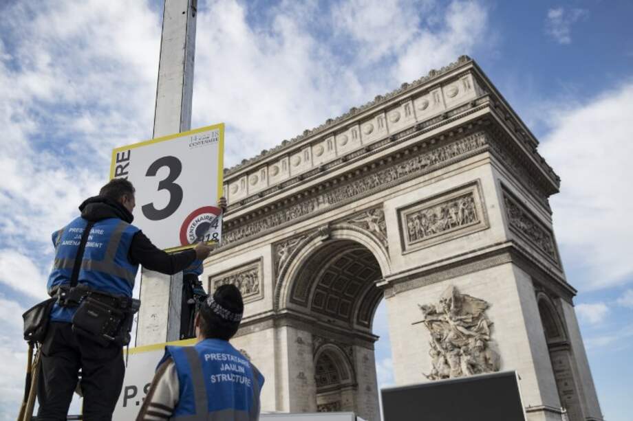 Trabajadores en Paris se preparan para la llega de los líderes internacionales. / AFP