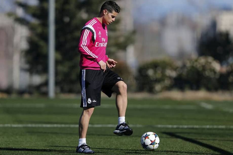James Rodríguez tiene sus primeros contactos con el balón después de la lesión. Foto: Real Madrid