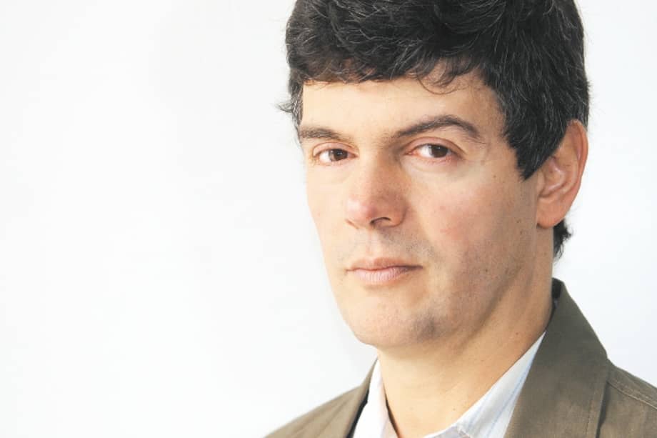 El escritor colombiano Enrique Serrano, autor de la novela “Donde no te conozcan”. /Óscar Pérez - El Espectador